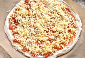 Pizzagrund med tomatsås och ost